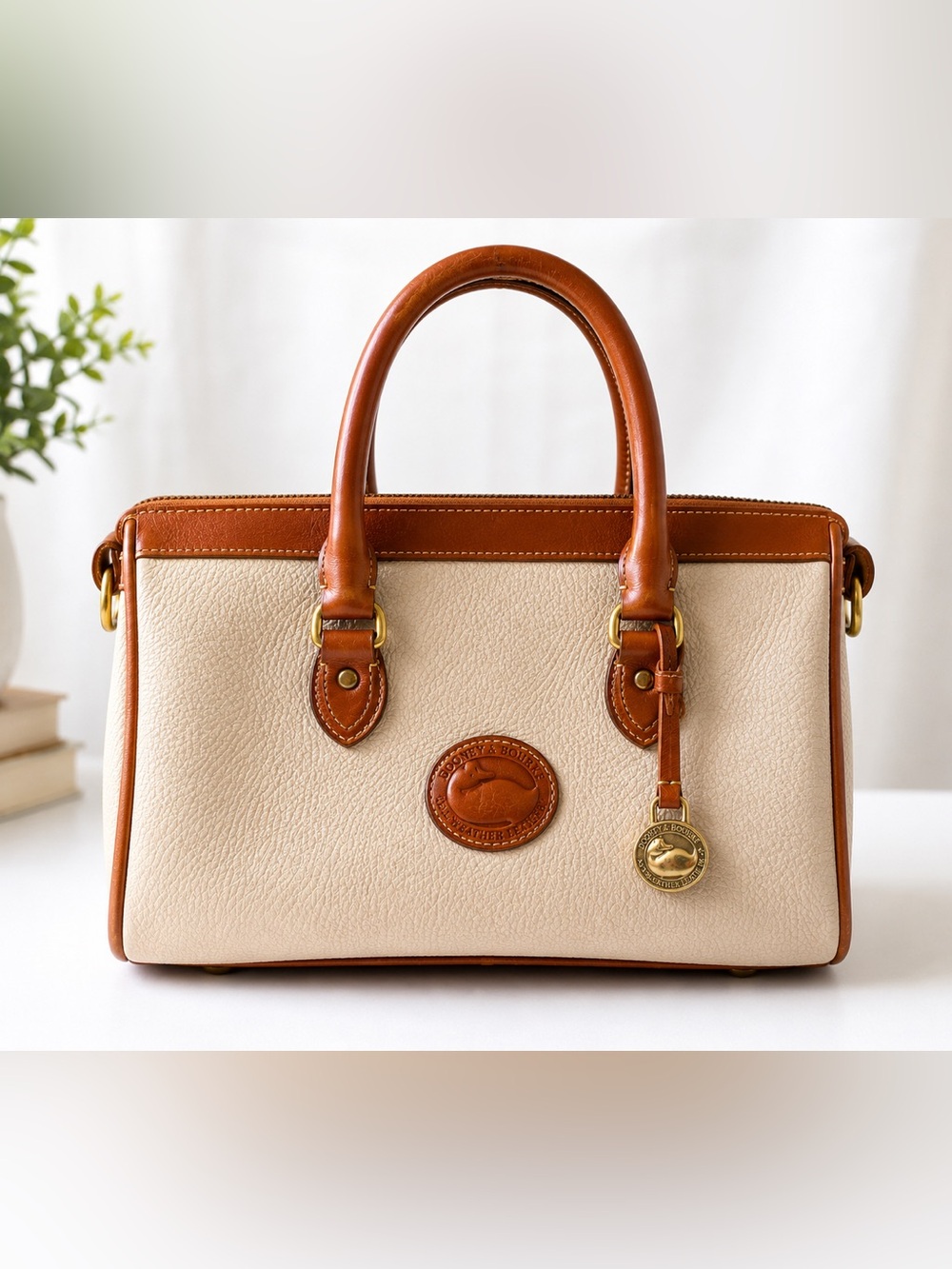 🦆Vintage Authentic Dooney & Bourke
All-Weather Leather Style R29